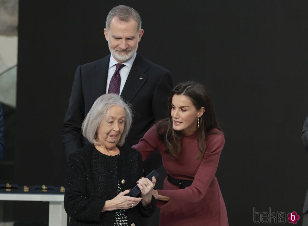 El emotivo gesto de complicidad entre la madre de Itziar Castro y Do?a Letizia en la ceremonia de la Medalla de Oro a las Bellas Artes de 2023