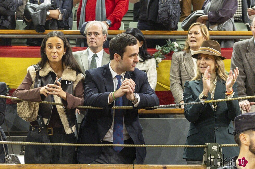 La Infanta Elena con Victoria Federica y Froilán en una corrida de toros solidaria por Valencia