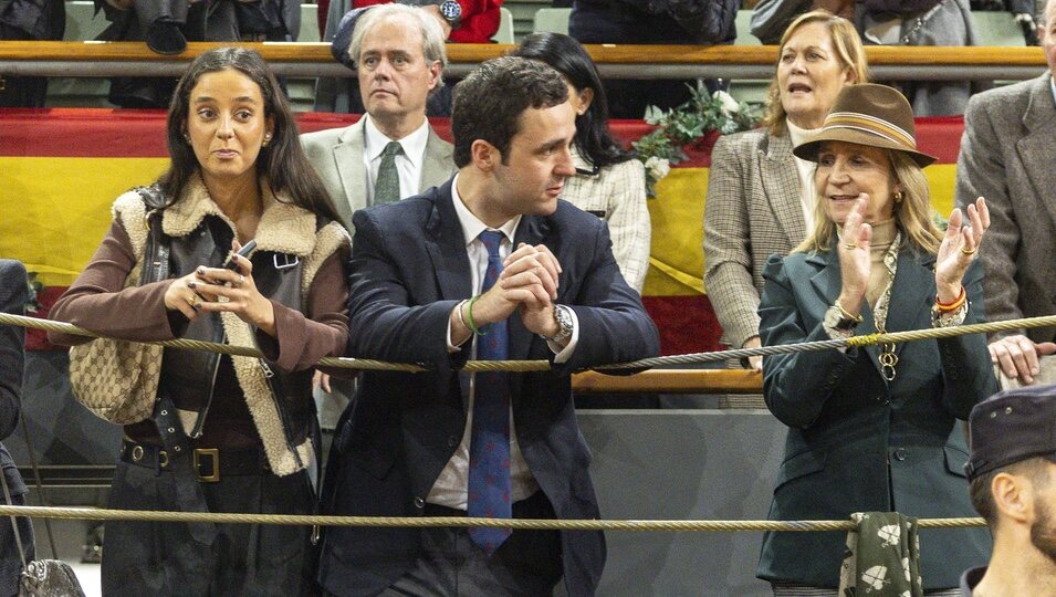 La Infanta Elena con Victoria Federica y Froilán en una corrida de toros solidaria por Valencia