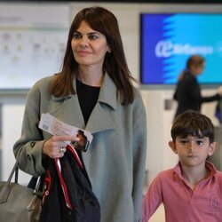 María José Suárez con su hijo Elías en el aeropuerto de Madrid