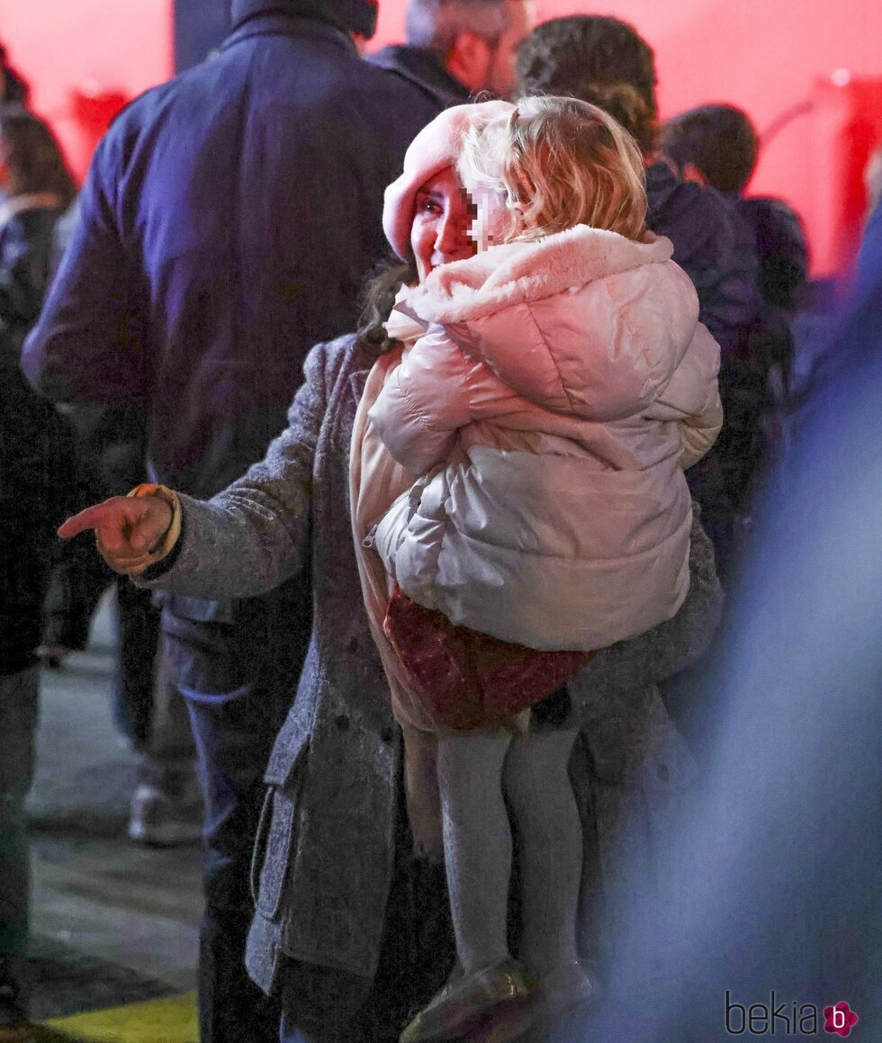 Paloma Rocasolano acompañada de su nieta Erin en la inauguración de Madrid Christmas Light