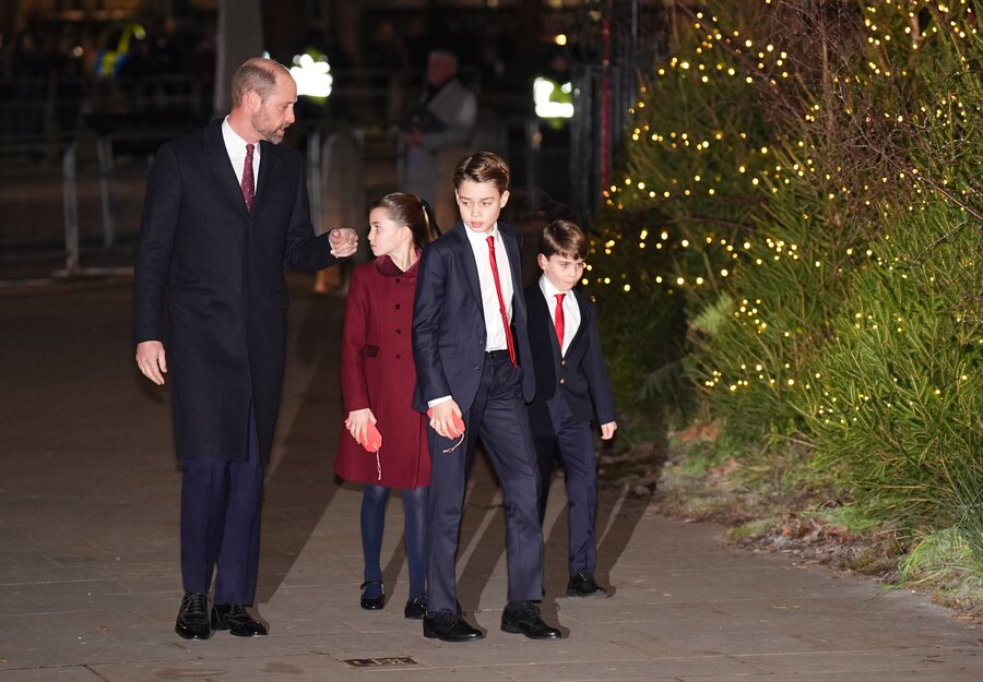 El Príncipe Guillermo y sus tres hijos los Príncipe George, Charlotte y Louis en concierto de Villancicos el 6 de diciembre de 2024