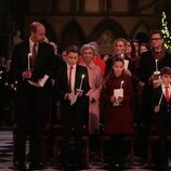 El Príncipe Guillermo, el Príncipe George, la Princesa Charlotte, el Príncipe Louis y Kate Middleton durante el concierto de villancicos