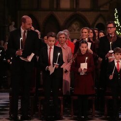 El Príncipe Guillermo, el Príncipe George, la Princesa Charlotte, el Príncipe Louis y Kate Middleton durante el concierto de villancicos