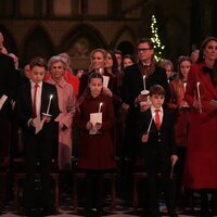 El Príncipe Guillermo, el Príncipe George, la Princesa Charlotte, el Príncipe Louis y Kate Middleton durante el concierto de villancicos