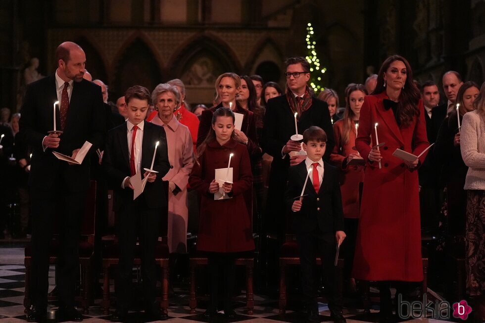 El Príncipe Guillermo, el Príncipe George, la Princesa Charlotte, el Príncipe Louis y Kate Middleton durante el concierto de villancicos