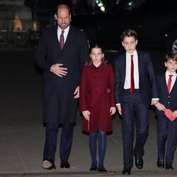 El Príncipe Guillermo y sus tres hijos los Príncipe George, Charlotte y Louis llegando al concierto de Villancicos el 6 de diciembre de 2024