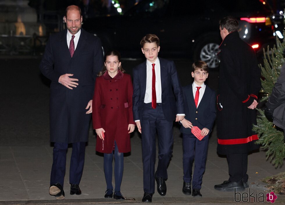 El Príncipe Guillermo y sus tres hijos los Príncipe George, Charlotte y Louis llegando al concierto de Villancicos el 6 de diciembre de 2024