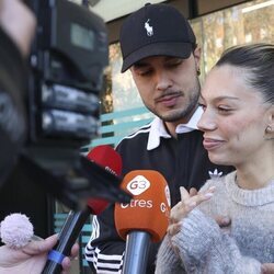 Carlo Costanzia y Alejandra Rubio atienden a la prensa tras haber sido padres