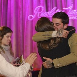 Víctor Elías y Natalia Sánchez dándose un abrazo en la presentación del libro de Víctor Elías