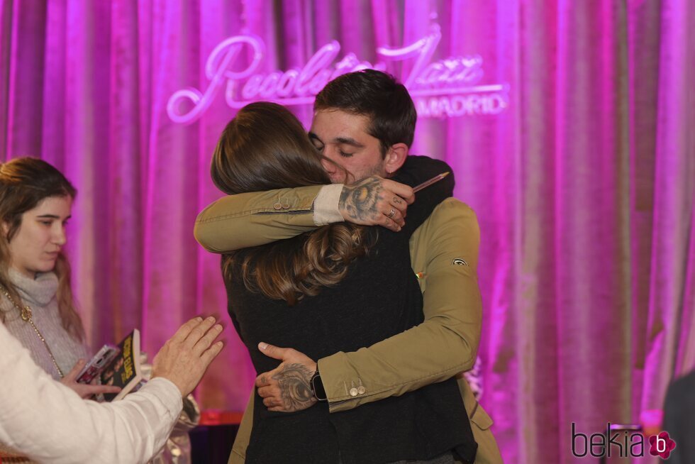 Víctor Elías y Natalia Sánchez dándose un abrazo en la presentación del libro de Víctor Elías