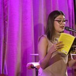 Ana Guerra leyendo el libro de Victor Elías en su presentación 