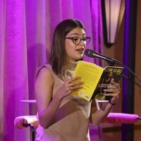 Ana Guerra leyendo el libro de Victor Elías en su presentación