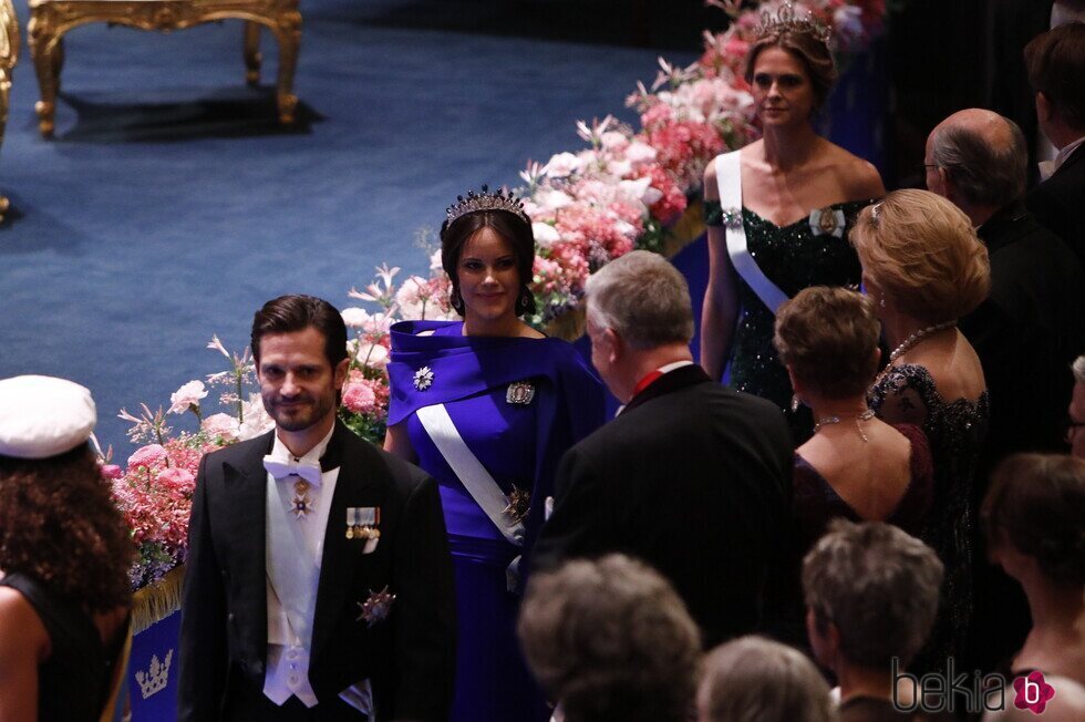 Carlos Felipe y Sofia de Suecia y Magdalena de Suecia en los Premios Nobel 2024