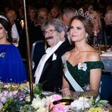 Sofia de Suecia y Magdalena de Suecia con Gary Ruvkun, Premio Nobel de Medicina, en los Premios Nobel 2024