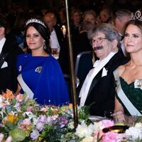 Sofia de Suecia y Magdalena de Suecia con Gary Ruvkun, Premio Nobel de Medicina, en los Premios Nobel 2024