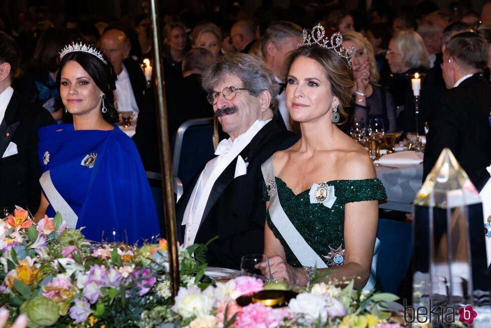 Sofia de Suecia y Magdalena de Suecia con Gary Ruvkun, Premio Nobel de Medicina, en los Premios Nobel 2024