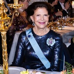 Silvia de Suecia con la Tiara Leuchtenberg de Zafiros en los Premios Nobel 2024