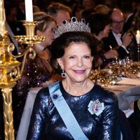 Silvia de Suecia con la Tiara Leuchtenberg de Zafiros en los Premios Nobel 2024