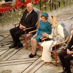 Harald y Sonia de Noruega y Haakon y Mette-Marit de Noruega en el Premio Nobel de la Paz 2024