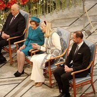 Harald y Sonia de Noruega y Haakon y Mette-Marit de Noruega en el Premio Nobel de la Paz 2024