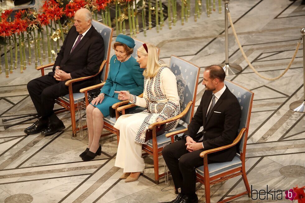 Harald y Sonia de Noruega y Haakon y Mette-Marit de Noruega en el Premio Nobel de la Paz 2024