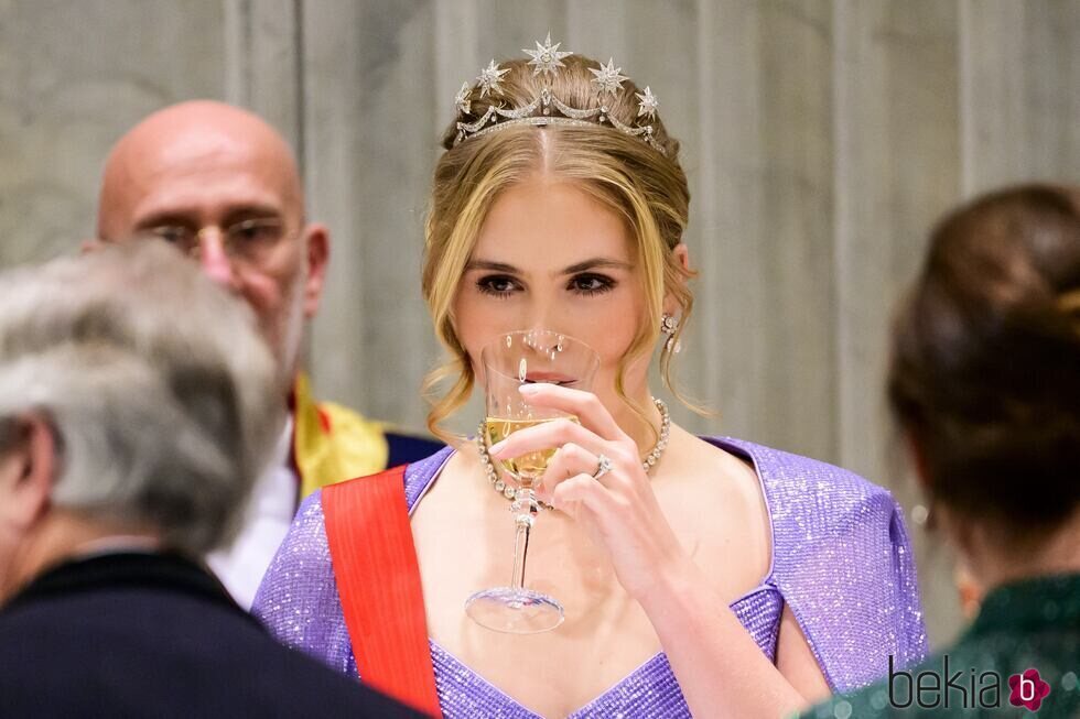 Amalia de Holanda bebiendo en la cena de gala por la Visita de Estado del Presidente de Portugal a Países Bajos