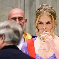 Amalia de Holanda bebiendo en la cena de gala por la Visita de Estado del Presidente de Portugal a Países Bajos