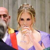 Amalia de Holanda bebiendo en la cena de gala por la Visita de Estado del Presidente de Portugal a Países Bajos