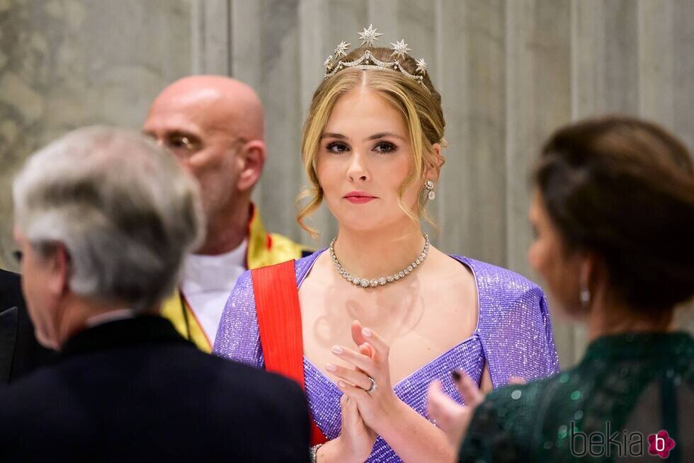 Amalia de Holanda con la Tiara de Estrellas de la Reina Máxima en la cena de gala por la Visita de Estado del Presidente de Portugal a Países Bajos