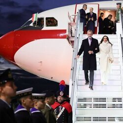 Los Reyes Felipe y Letizia bajando del avión a su llegada a Roma para su Viaje de Estado a Italia