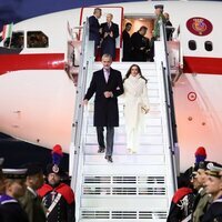 Los Reyes Felipe y Letizia bajando del avión a su llegada a Roma para su Viaje de Estado a Italia