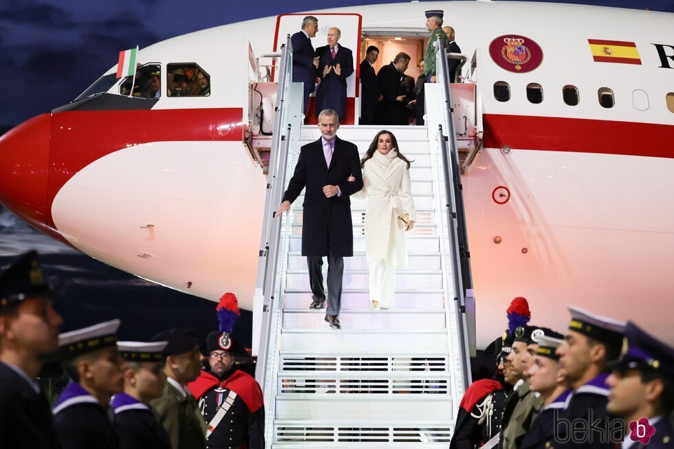 Los Reyes Felipe y Letizia bajando del avión a su llegada a Roma para su Viaje de Estado a Italia