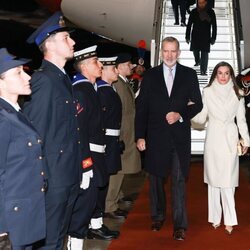 Los Reyes Felipe y Letizia en el aeropuerto de Roma al comienzo de su Viaje de Estado a Italia