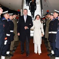 Los Reyes Felipe y Letizia en el aeropuerto de Roma al comienzo de su Viaje de Estado a Italia