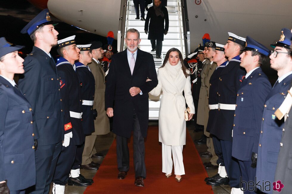 Los Reyes Felipe y Letizia en el aeropuerto de Roma al comienzo de su Viaje de Estado a Italia