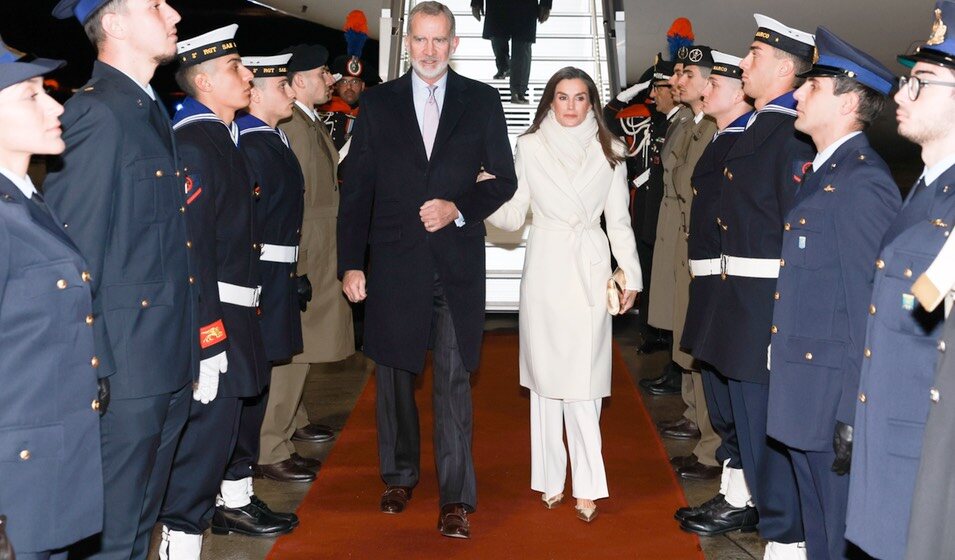 Los Reyes Felipe y Letizia en el aeropuerto de Roma al comienzo de su Viaje de Estado a Italia