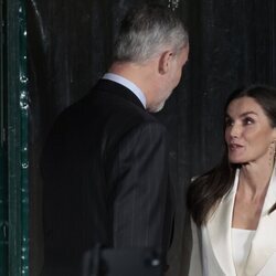 Los Reyes Felipe y Letizia hablando en el primer día de su Viaje de Estado a Italia