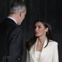 Los Reyes Felipe y Letizia hablando en el primer día de su Viaje de Estado a Italia