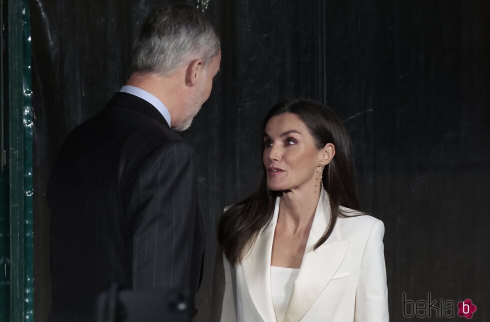 Los Reyes Felipe y Letizia hablando en el primer día de su Viaje de Estado a Italia