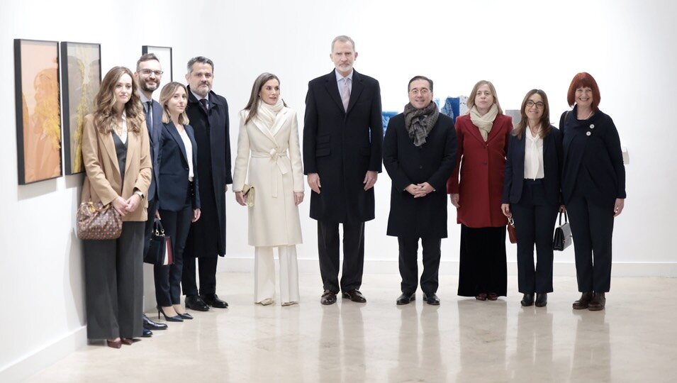 Los Reyes Felipe y Letizia y el Ministro de Exteriores en la Real Academia de España en Roma en su Viaje de Estado a Italia