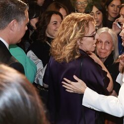 La Reina Letizia, muy cariñosa con una mujer en su encuentro con la colectividad española en su Viaje de Estado a Italia