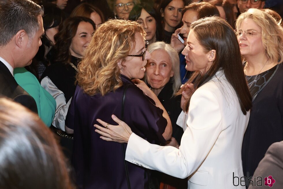 La Reina Letizia, muy cariñosa con una mujer en su encuentro con la colectividad española en su Viaje de Estado a Italia