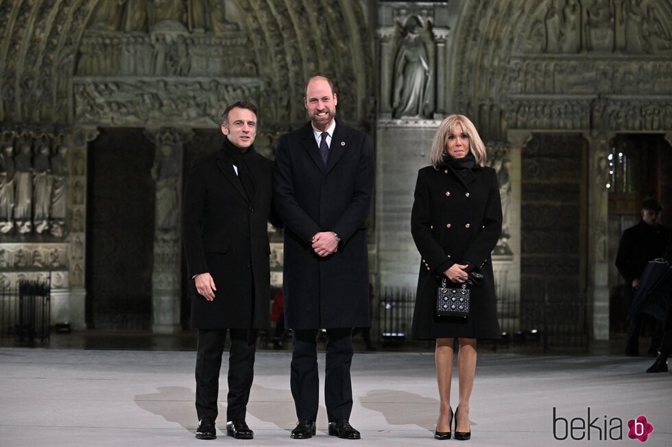 Emmanuel y Brigitte Macron con el Príncipe Guillermo en la reapertura de la Catedral de Notre Dame de París