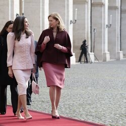 La Reina Letizia y Laura Mattarella hablando en la bienvenida a los Reyes de España por su Visita de Estado a Italia