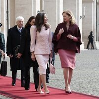 La Reina Letizia y Laura Mattarella hablando en la bienvenida a los Reyes de España por su Visita de Estado a Italia