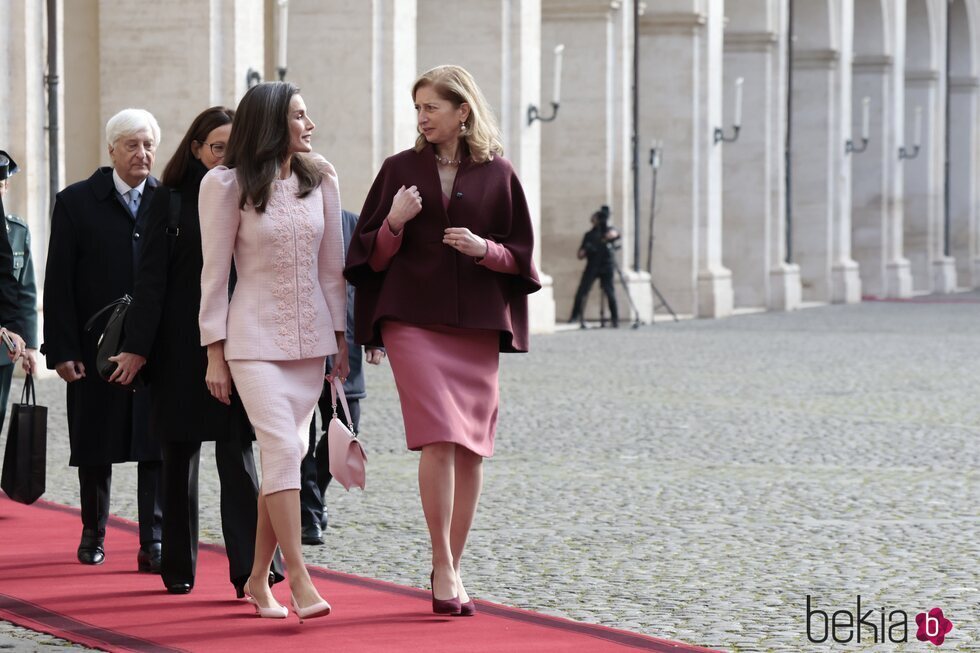 La Reina Letizia y Laura Mattarella hablando en la bienvenida a los Reyes de España por su Visita de Estado a Italia