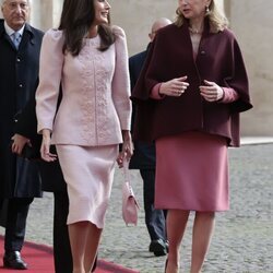 La Reina Letizia y Laura Mattarella, muy cómplices en la bienvenida a los Reyes de España por su Visita de Estado a Italia