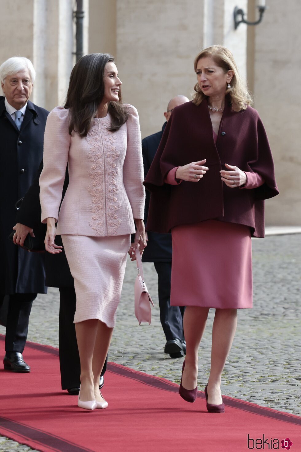 La Reina Letizia y Laura Mattarella, muy cómplices en la bienvenida a los Reyes de España por su Visita de Estado a Italia