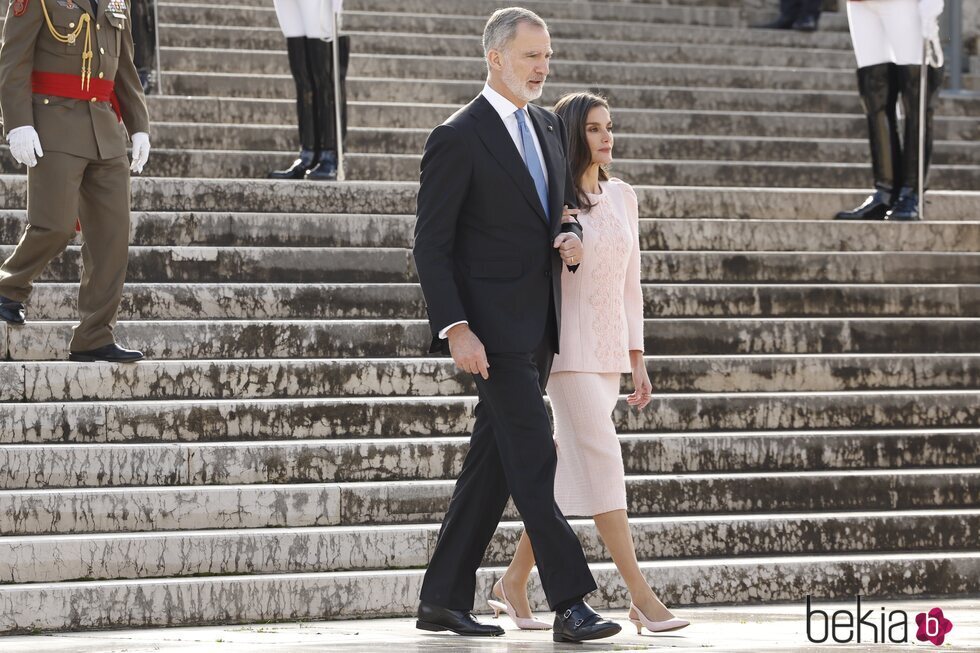 Los Reyes Felipe y Letizia, cogidos del brazo en Roma en su Visita de Estado a Italia